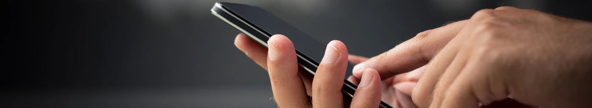 smartfon w dłoni